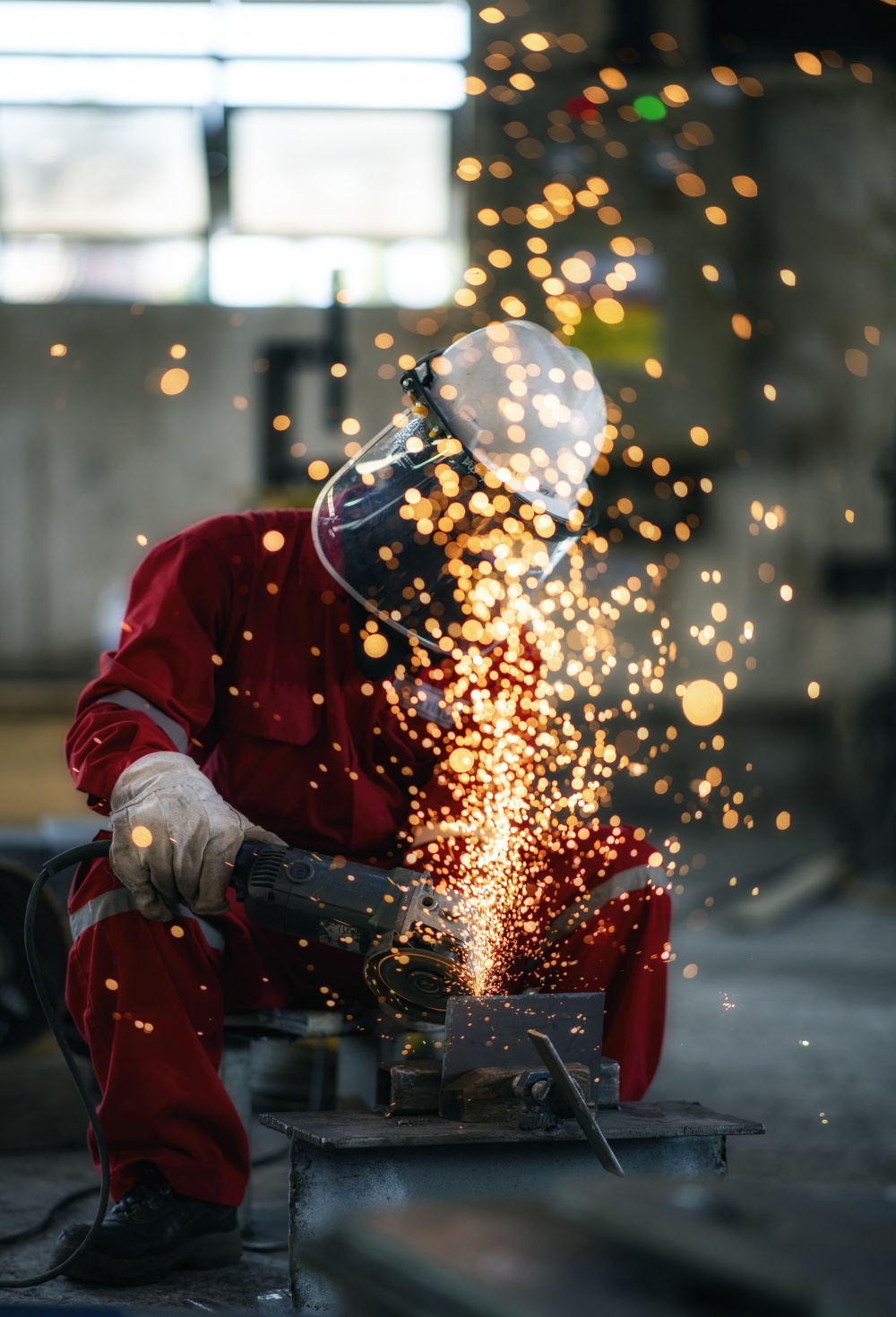 18-DQL-AB-0003-03: “Hoa lửa” vây quanh người thợ cơ khí đang mài tại xưởng cơ khí PVD Trading & Technical Services JSC.