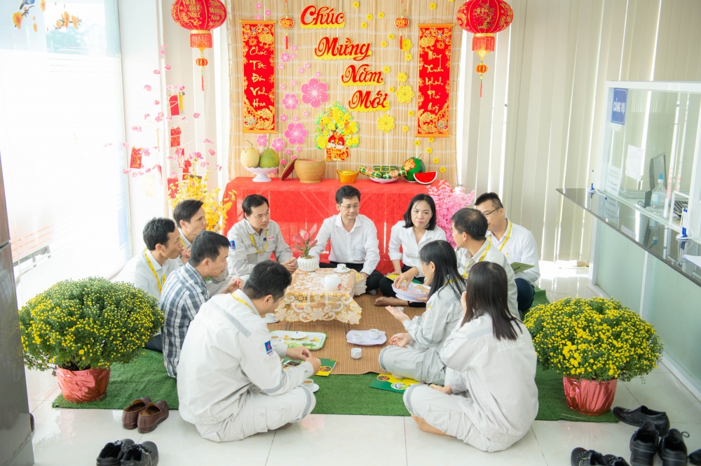 14-TTLT-AB-0001-02: Phòng Giao nhận - Giao thoa tình yêu xuân nơi cảng xuất hàng của PVCFC với những chuyến tàu đi muôn nơi của khách.