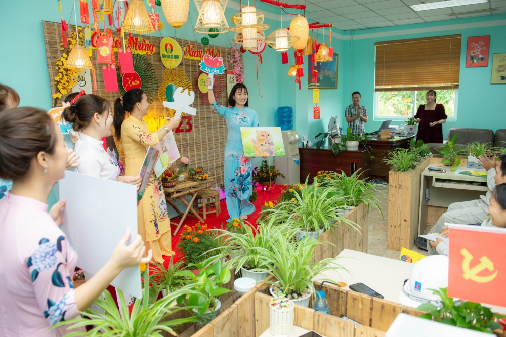 14-TTLT-AB-0001-03: Phòng Hành chính Tổng hợp - Tiết mục Xuân Hạnh phúc nhận được sự cổ vũ nồng nhiệt và những tràn cười thư giãn, ấn tượng.