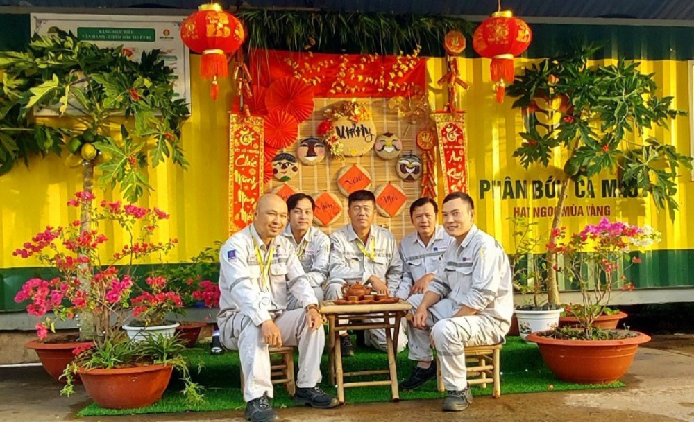 14-TTLT-AB-0001-07: Xưởng Phụ trợ - Lung linh dưới ánh đèn giúp các thành viên hào hứng hơn khi trở lại ca làm việc về đêm.