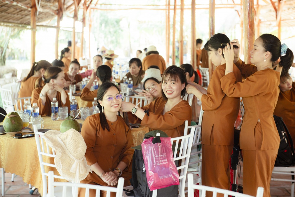 14-TTLT-AB-0002-01: Chị em cùng tạo hình gái quê trong chiếc áo bà ba, thắt bím 2 chùm xinh xắn. 14-TTLT-AB-0002-01: Chị em cùng tạo hình gái quê trong chiếc áo bà ba, thắt bím 2 chùm xinh xắn.