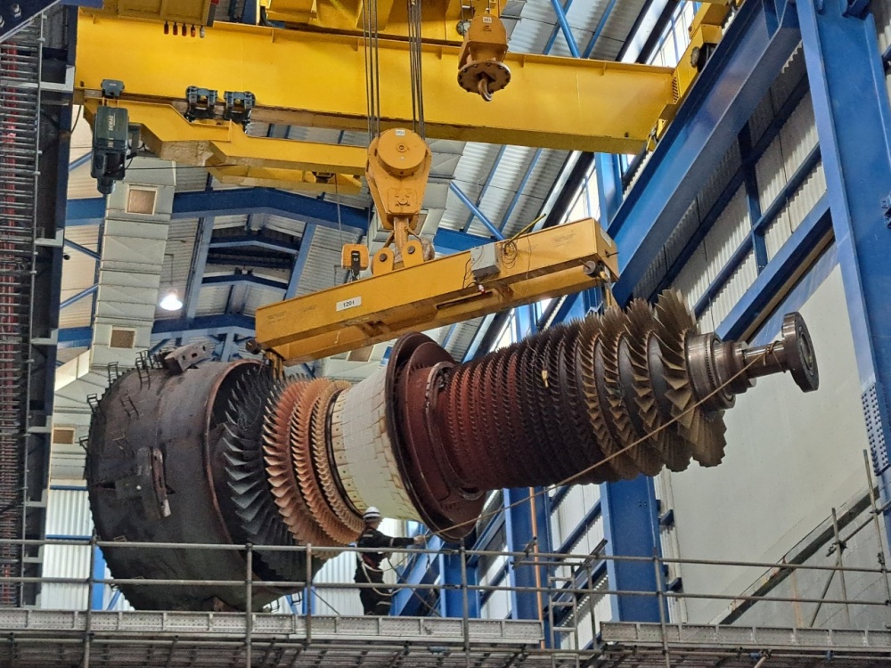 11-LPT-AD-0001: Cẩu rotor của tua bin khí GT21 Nhà máy điện Cà Mau 2 trong đại tu 100k EOH năm 2023. 11-LPT-AD-0001: Cẩu rotor của tua bin khí GT21 Nhà máy điện Cà Mau 2 trong đại tu 100k EOH năm 2023.