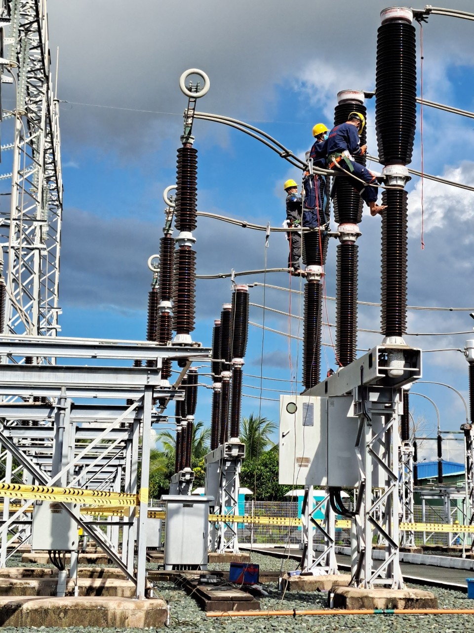 11-LPT-AD-0003: Nhân viên PVPS thực hiên đại tu thiết bị Nhất thứ trạm 220kV. 11-LPT-AD-0003: Nhân viên PVPS thực hiên đại tu thiết bị Nhất thứ trạm 220kV.