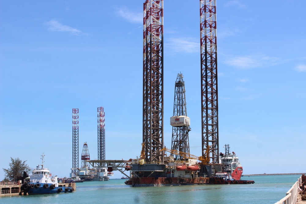 25-HQT-AD-0001: Anh và Em: Được chụp tại dock DQS khi 2 giàn khoan Cửu Long và Tam Đảo được lai dắt vào dock để bảo dưỡng.