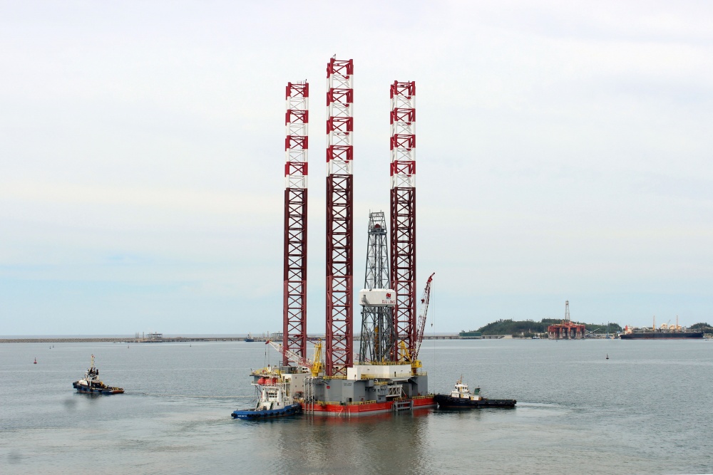 25-HQT-AD-0004: Rời dock: Bức ảnh được chụp ở dock DQS, khi giàn khoan Cửu Long đã hoàn thành việc sửa chữa đưa vào khai thác.