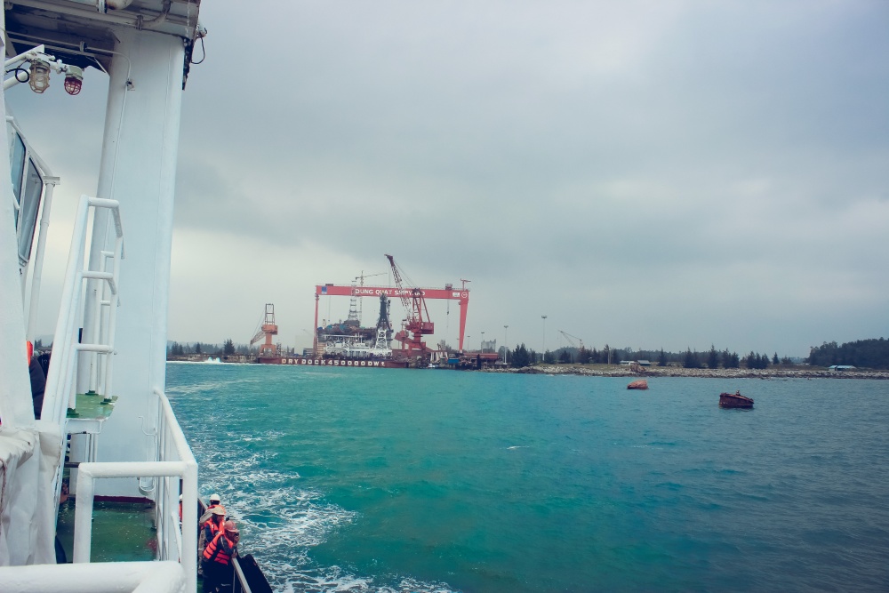 25-HQT-AD-0005: Vươn khơi: Ảnh chụp khi đang đi trên tàu 104dwt rời dock DQS ra phao số 0 để hoàn thiện.