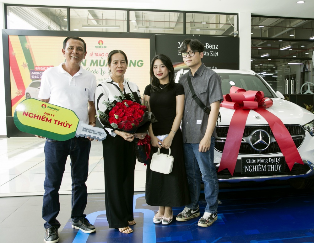 Phân Bón Cà Mau trao xe Mercedes cho khách trúng thưởng 