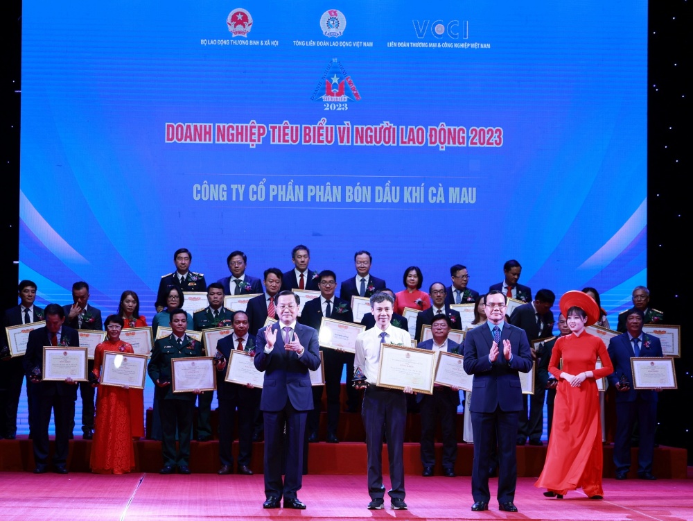 Phân bón Cà Mau được vinh danh “Doanh nghiệp tiêu biểu vì người lao động năm 2023 Phân bón Cà Mau được vinh danh “Doanh nghiệp tiêu biểu vì người lao động năm 2023