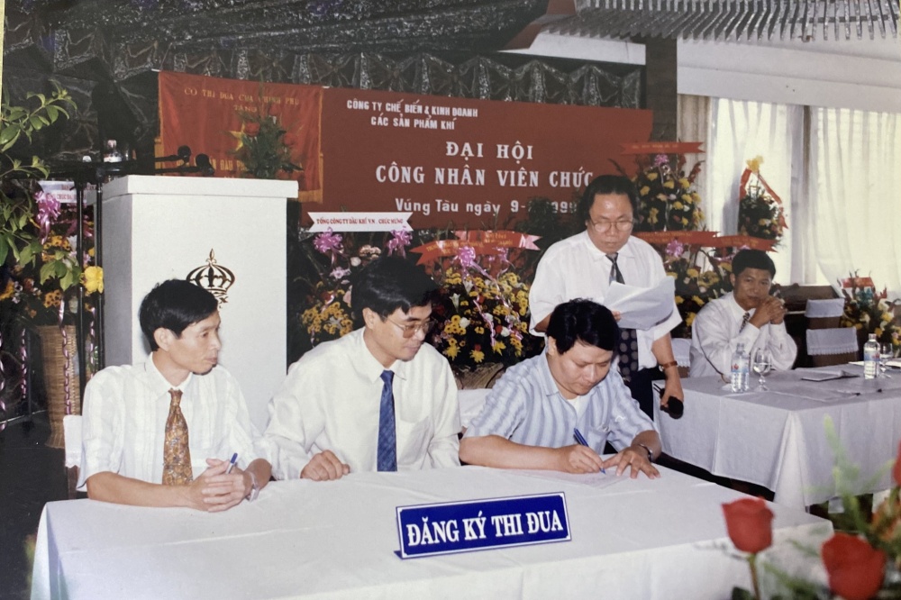 16-PTL-AD-0001: Một thời để nhớ (Đại hội Công nhân - Viên chức Công ty Chế biến và Kinh doanh các sản phẩm khí năm 1998, Ban giám đốc ký cam kết thi đua trước Đại hội với sự chứng kiện của ông Đoàn Thiện Tích - Phó Chủ tịch Công đoàn Ngành Dầu khí, Chủ tịch Công đoàn Công ty và ông Vũ Đình Chiến - Giám đốc Công ty.)