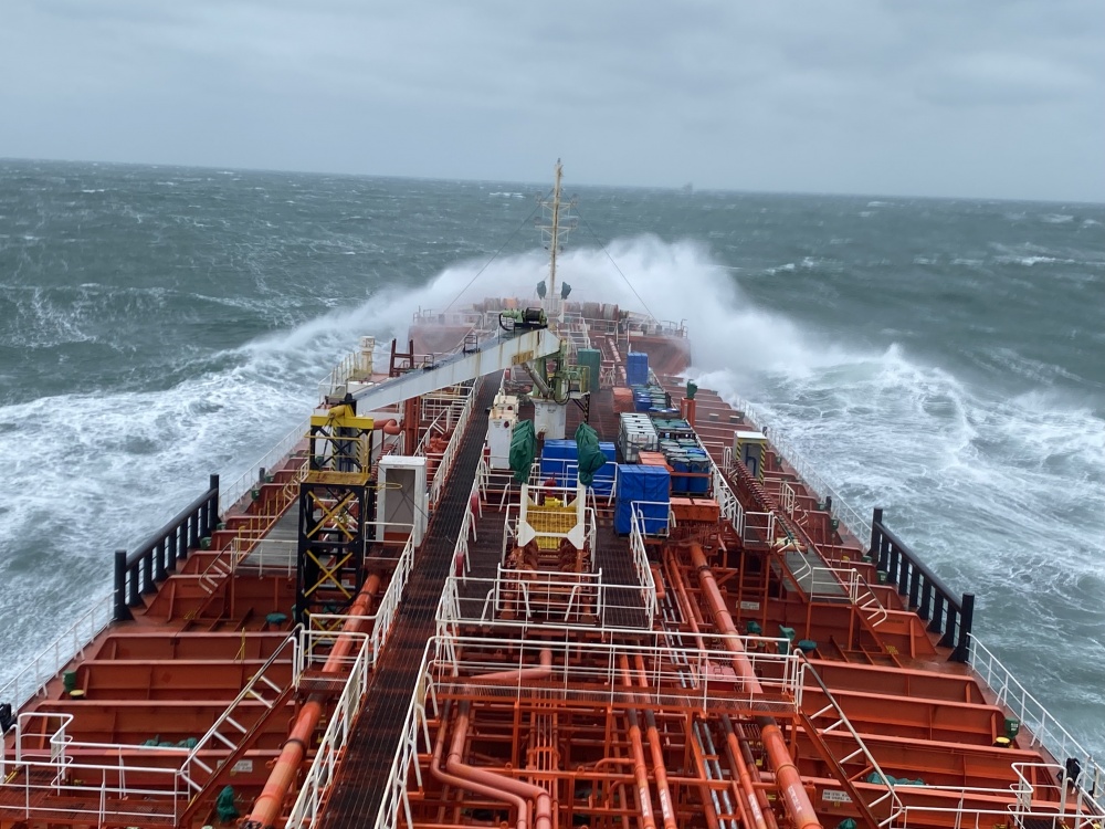 Tác phẩm dự thi "Petrovietnam trong tôi": Bộ ảnh "Vượt Sóng Vươn Xa", tác giả Trần Ngọc Thường (PVTRANS) Tác phẩm dự thi "Petrovietnam trong tôi": Bộ ảnh "Vượt Sóng Vươn Xa", tác giả Trần Ngọc Thường (PVTRANS)