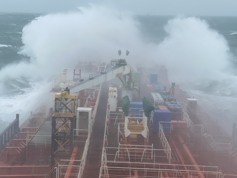 Tác phẩm dự thi "Petrovietnam trong tôi": Bộ ảnh "Vượt Sóng Vươn Xa", tác giả Trần Ngọc Thường (PVTRANS) Tác phẩm dự thi "Petrovietnam trong tôi": Bộ ảnh "Vượt Sóng Vươn Xa", tác giả Trần Ngọc Thường (PVTRANS)