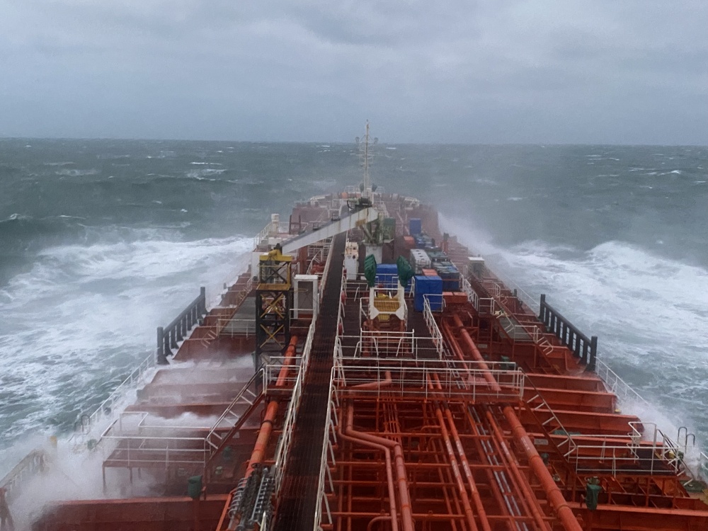 Tác phẩm dự thi "Petrovietnam trong tôi": Bộ ảnh "Vượt Sóng Vươn Xa", tác giả Trần Ngọc Thường (PVTRANS) Tác phẩm dự thi "Petrovietnam trong tôi": Bộ ảnh "Vượt Sóng Vươn Xa", tác giả Trần Ngọc Thường (PVTRANS)