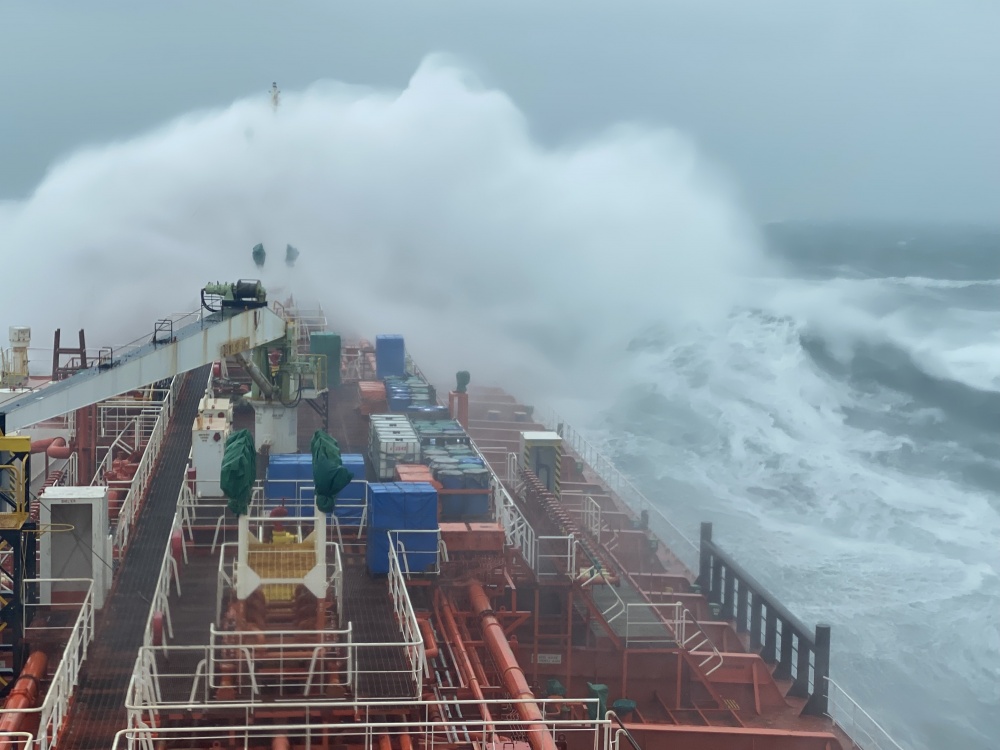 Tác phẩm dự thi "Petrovietnam trong tôi": Bộ ảnh "Vượt Sóng Vươn Xa", tác giả Trần Ngọc Thường (PVTRANS) Tác phẩm dự thi "Petrovietnam trong tôi": Bộ ảnh "Vượt Sóng Vươn Xa", tác giả Trần Ngọc Thường (PVTRANS)