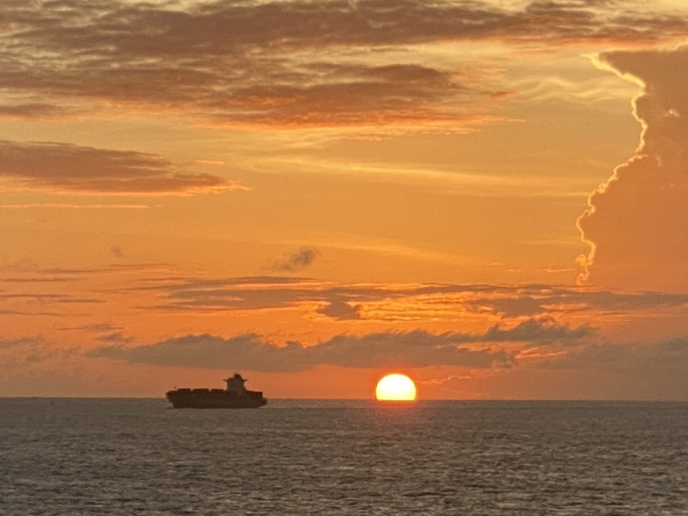 Tác phẩm dự thi "Petrovietnam trong tôi": Bộ ảnh "Biển lặng", tác giả Trần Ngọc Thường (PVTRANS) Tác phẩm dự thi "Petrovietnam trong tôi": Bộ ảnh "Biển lặng", tác giả Trần Ngọc Thường (PVTRANS)