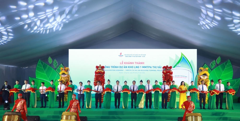 Phó Thủ tướng Trần Lưu Quang cùng các đại biểu cắt băng khánh thành kho cảng LNG 1 triệu tấn Thị Vải Phó Thủ tướng Trần Lưu Quang cùng các đại biểu cắt băng khánh thành kho cảng LNG 1 triệu tấn Thị Vải