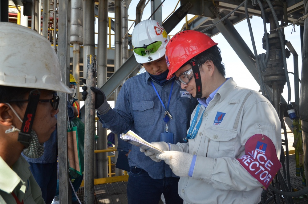 13-NDC-AB-0002-03: Văn hóa an toàn tại BSR là sự cam kết của lãnh đạo về an toàn. Trong ảnh: Phó Tổng Giám đốc (nay là Thành viên HĐQT) Khương Lê Thành kiểm tra giấy phép làm việc của nhà thầu Hàn Quốc tại kỳ bảo dưỡng tổng thể lần 3 năm 2017.