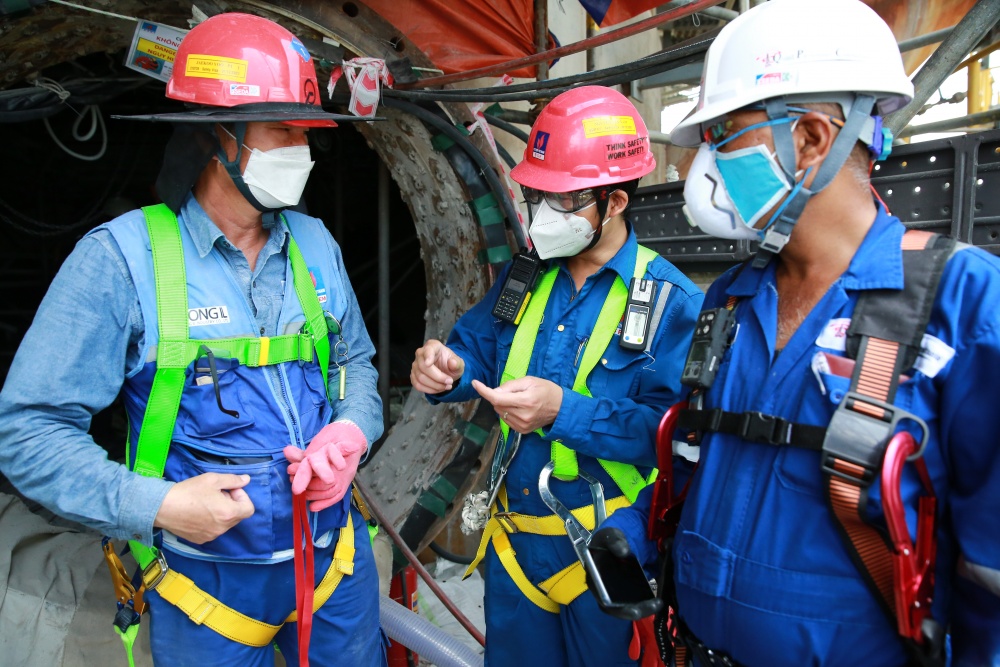 13-NDC-AB-0002-04: Cán bộ an toàn BSR (giữa) trao đổi nghiệp vụ an toàn lao động với nhà thầu nước ngoài trước khi nâng hạ một thiết bị siêu trọng của phân xưởng RFCC tại kỳ bảo dưỡng tổng thể lần 4 năm 2020.
