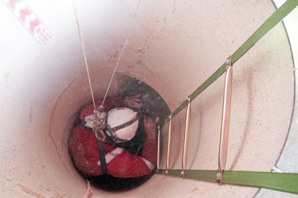 13-NDC-AB-0002-05: Nhân sự làm việc trong không gian hạn chế đều tuân thủ quy tắc an toàn: Có thang dây, có người giám sát, có bộ đàm, có dây đai an toàn đấu nối với người giám sát, thậm chí có vị trí làm việc trang bị cả… không khí mát được bơm vào.