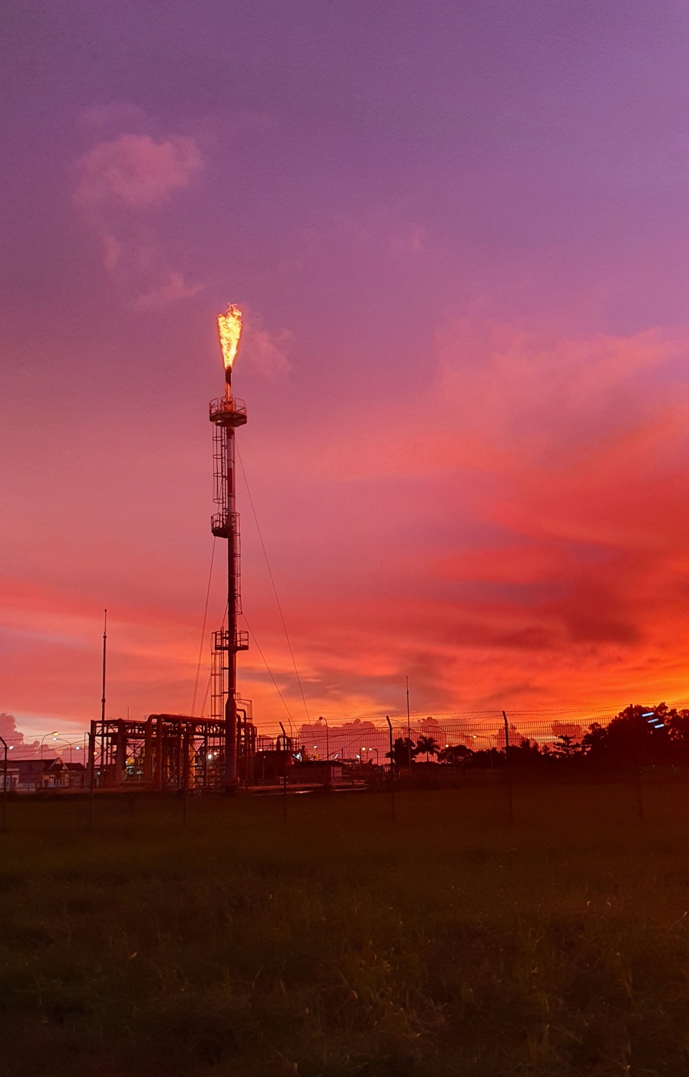 16-HNT-AD-0003: Ngọn lửa đầu tiên: Mô tả lại ngọn lửa Flare trong lần đầu tiên được sử dụng sau cải hoán chuyển đổi từ Cold vent thành Flare sau 16 năm vận hành.