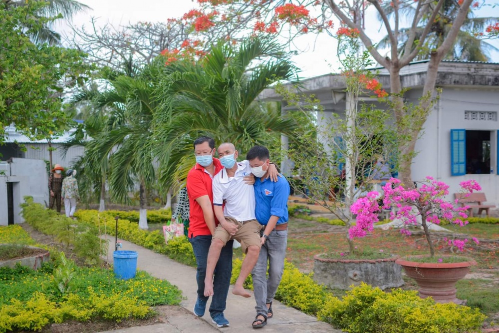 16-HNT-AD-0004: Ấm lòng vùng xa: Mô tả lại hoạt động của Đoàn Thanh Niên của Chi nhánh TCT Khí Việt Nam - Công ty Khí Cà Mau trong chuyến hoạt động thiện nguyện tặng quà và cấp phát thuốc miễn phí cho bà con vùng sâu thuộc xã Khánh Tiến, huyện U Minh, tỉn