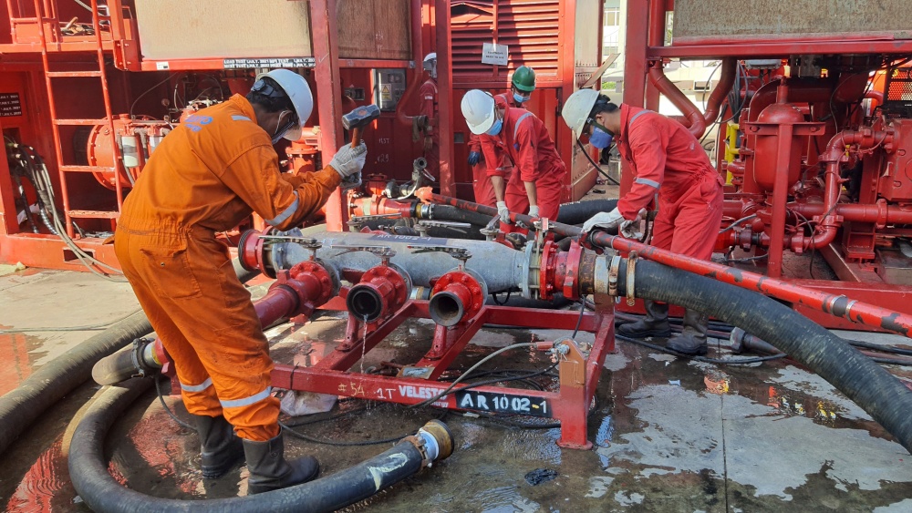 Tác phẩm dự thi "Petrovietnam trong tôi": Bộ ảnh "Quyết tâm", tác giả Đỗ Huỳnh Phương (PV Drilling) Tác phẩm dự thi "Petrovietnam trong tôi": Bộ ảnh "Quyết tâm", tác giả Đỗ Huỳnh Phương (PV Drilling)