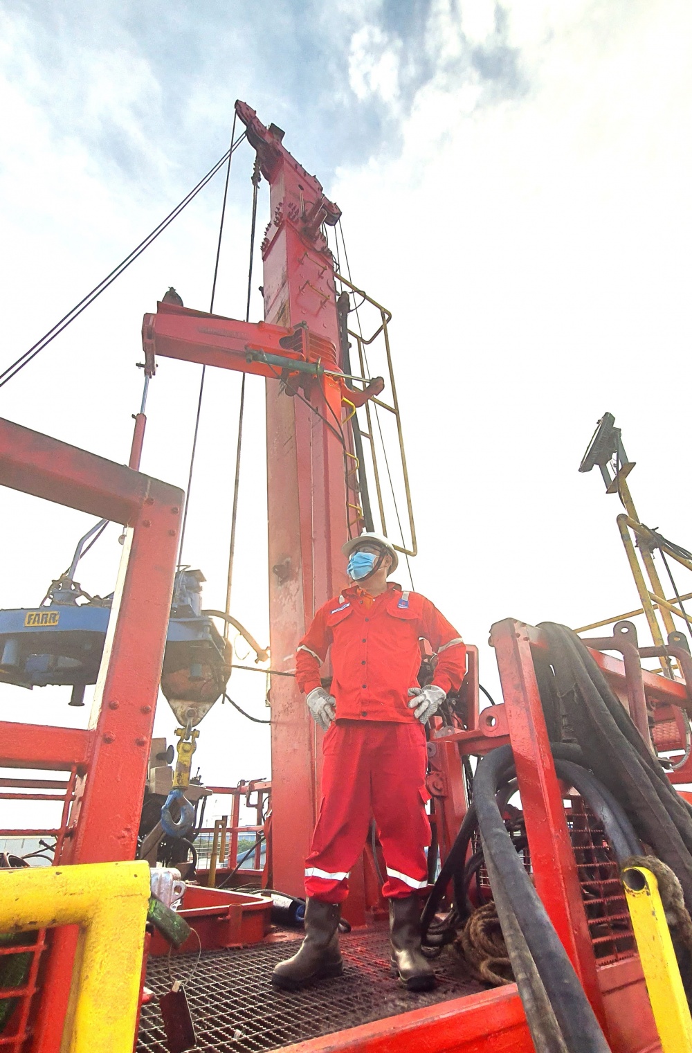 Tác phẩm dự thi "Petrovietnam trong tôi": Bộ ảnh "Quyết tâm", tác giả Đỗ Huỳnh Phương (PV Drilling) Tác phẩm dự thi "Petrovietnam trong tôi": Bộ ảnh "Quyết tâm", tác giả Đỗ Huỳnh Phương (PV Drilling)
