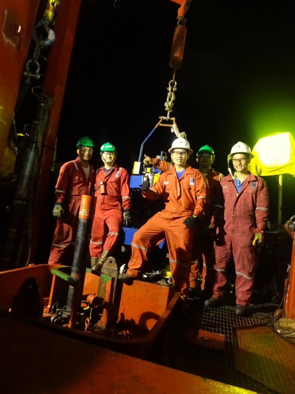 Tác phẩm dự thi "Petrovietnam trong tôi": Bộ ảnh "Quyết tâm", tác giả Đỗ Huỳnh Phương (PV Drilling) Tác phẩm dự thi "Petrovietnam trong tôi": Bộ ảnh "Quyết tâm", tác giả Đỗ Huỳnh Phương (PV Drilling)