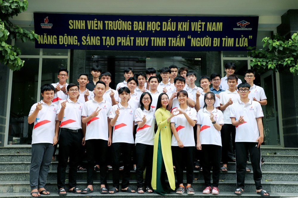 28-NTHT-AB-0003-10: Cô trò PVU phát huy tinh thần Người đi tìm lửa - Thể hiện tình yêu Petrovietnam trong tôi. 28-NTHT-AB-0003-10: Cô trò PVU phát huy tinh thần Người đi tìm lửa - Thể hiện tình yêu Petrovietnam trong tôi.
