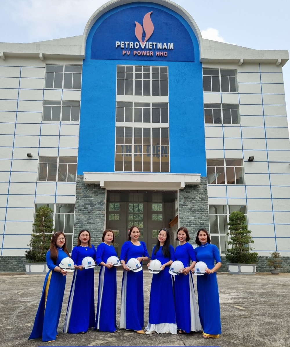 11-TTBD-AB-0002-01: Nữ CBCNV duyên dáng trong tà áo dài. 11-TTBD-AB-0002-01: Nữ CBCNV duyên dáng trong tà áo dài.