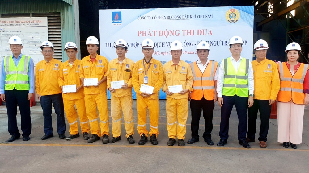 H2. Lãnh đạo và Công đoàn PVCoating tặng quà động viên, khích lệ tinh thần NLĐ H2. Lãnh đạo và Công đoàn PVCoating tặng quà động viên, khích lệ tinh thần NLĐ