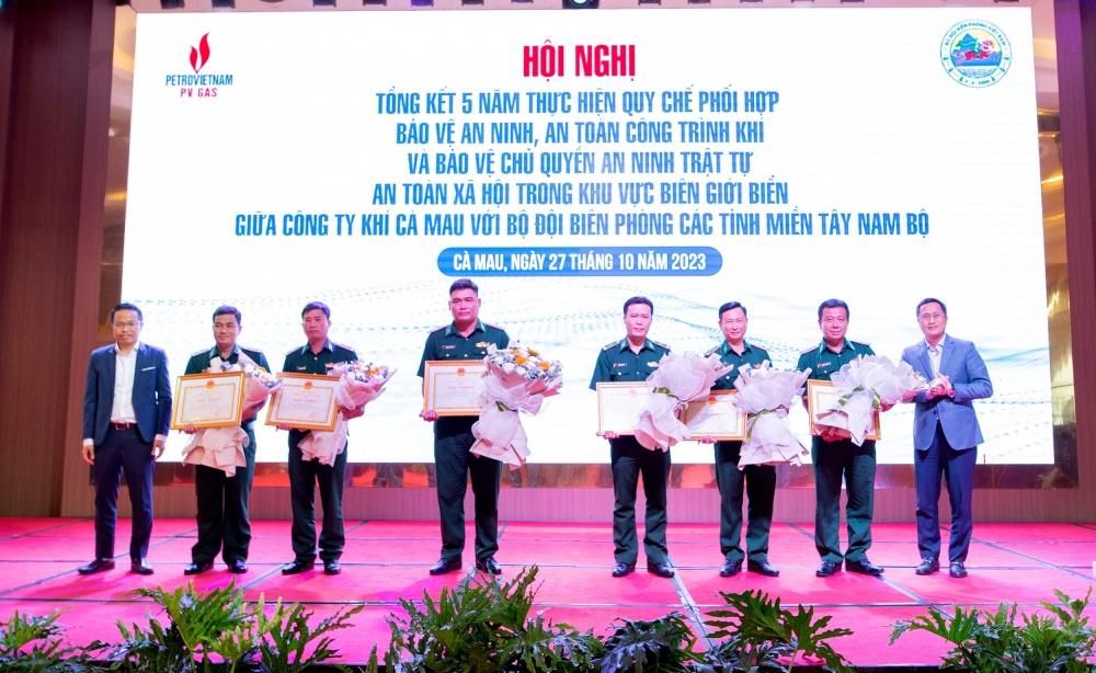 Đánh giá cao thành công trong việc thực hiện Quy chế phối hợp bảo vệ an ninh, an toàn công trình đường ống dẫn khí PM3-Cà Mau trong giai đoạn 2018 – 2023, PV GAS/KCM đã tổ chức khen thưởng cho các tập thể Bộ chỉ huy Bộ đội Biên phòng 6 tỉnh miền Tây Nam Bộ Đánh giá cao thành công trong việc thực hiện Quy chế phối hợp bảo vệ an ninh, an toàn công trình đường ống dẫn khí PM3-Cà Mau trong giai đoạn 2018 – 2023, PV GAS/KCM đã tổ chức khen thưởng cho các tập thể Bộ chỉ huy Bộ đội Biên phòng 6 tỉnh miền Tây Nam Bộ