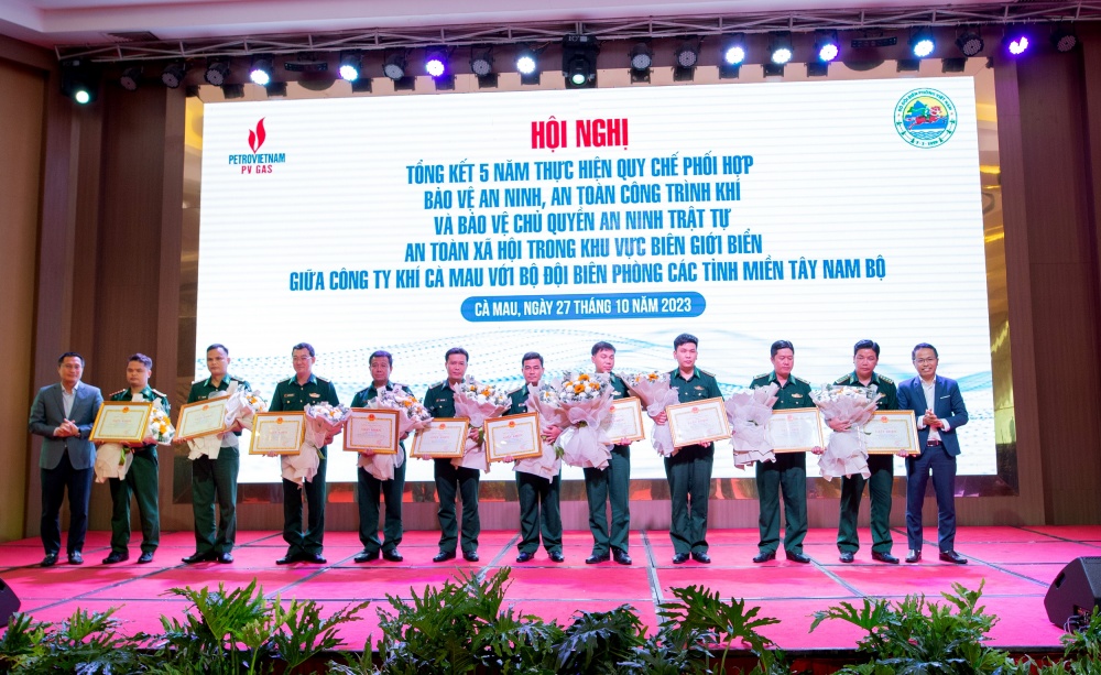 Khen thưởng cho các cá nhân đóng góp tích cực cho công tác thực hiện Quy chế phối hợp bảo vệ an ninh, an toàn công trình đường ống dẫn khí PM3-Cà Mau Khen thưởng cho các cá nhân đóng góp tích cực cho công tác thực hiện Quy chế phối hợp bảo vệ an ninh, an toàn công trình đường ống dẫn khí PM3-Cà Mau