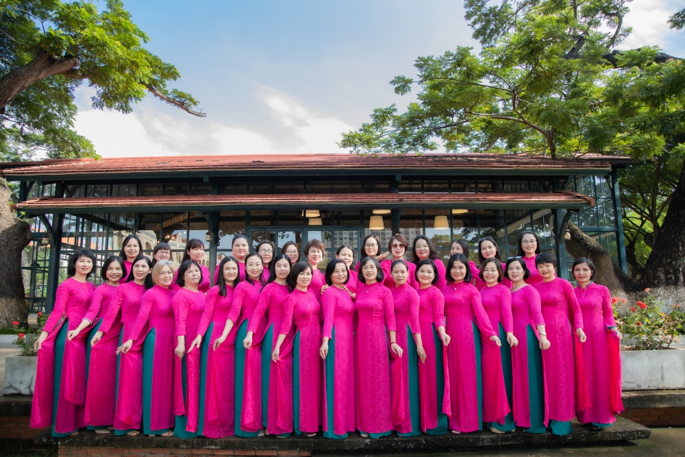 16-LTH-AB-0001-03: Duyên dáng tà áo em (Chị em khoe sắc trong tà áo dài thướt tha.) 16-LTH-AB-0001-03: Duyên dáng tà áo em (Chị em khoe sắc trong tà áo dài thướt tha.)