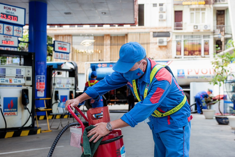 Tác phẩm dự thi "Petrovietnam trong tôi": Bộ ảnh "Vẻ đẹp Nhân viên bán lẻ xăng dầu PVOIL", tác giả Đỗ Quốc Thái (PVOIL)