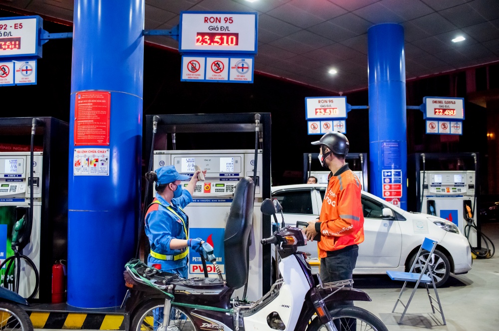 Tác phẩm dự thi "Petrovietnam trong tôi": Bộ ảnh "Vẻ đẹp Nhân viên bán lẻ xăng dầu PVOIL", tác giả Đỗ Quốc Thái (PVOIL)