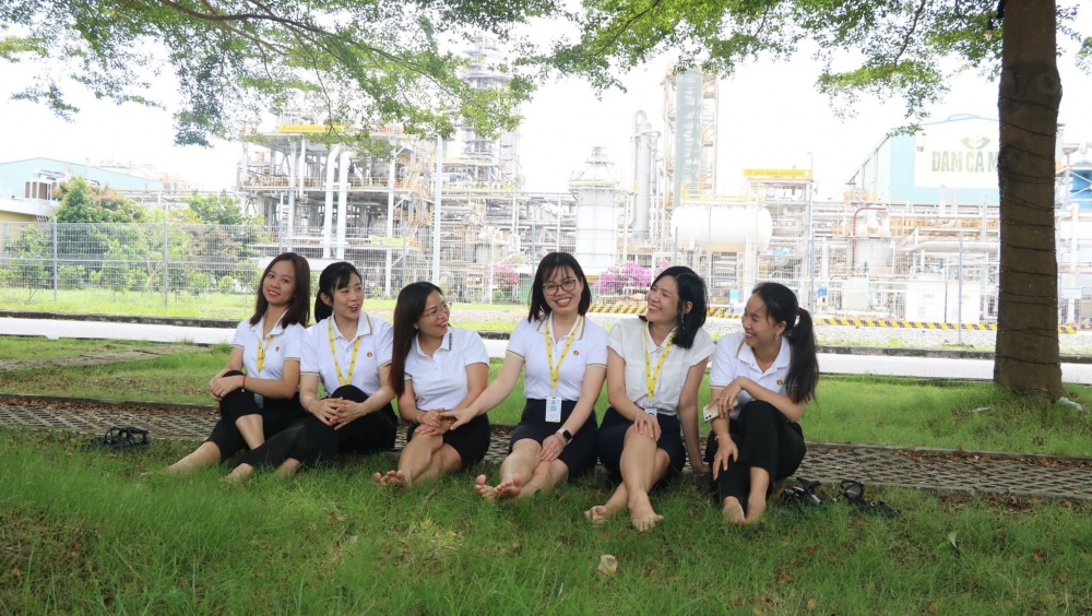 14-TTKT-AB-0002-04: Giây phút giải lao chị em chúng mình. 14-TTKT-AB-0002-04: Giây phút giải lao chị em chúng mình.