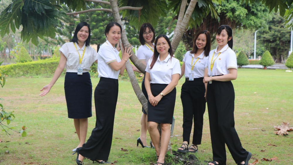 14-TTKT-AB-0002-05: Dưới bóng cây sa kê. 14-TTKT-AB-0002-05: Dưới bóng cây sa kê.