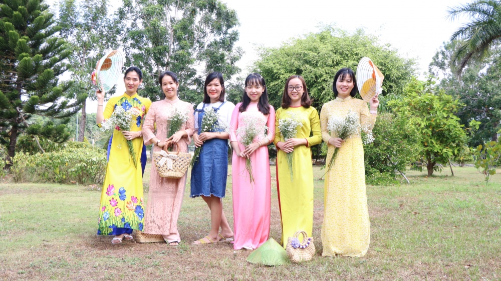 14-TTKT-AB-0002-08: Em và hoa. 14-TTKT-AB-0002-08: Em và hoa.