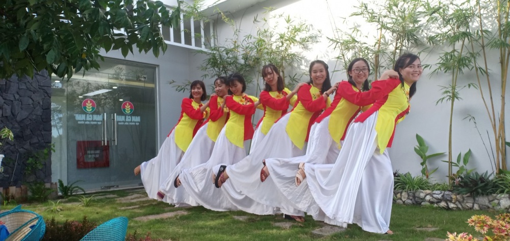 14-TTKT-AB-0002-10: Tham gia văn nghệ tổng kết hoạt động Nhà máy. 14-TTKT-AB-0002-10: Tham gia văn nghệ tổng kết hoạt động Nhà máy.
