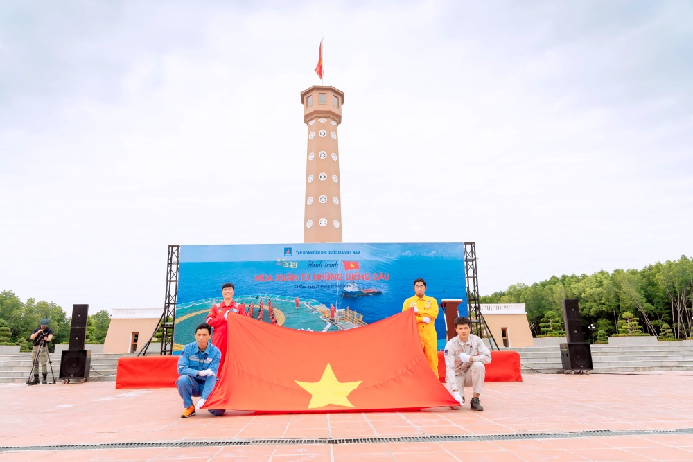 14-NVT-AD-0001: Petrovietnam bừng sáng nơi cuối trời.