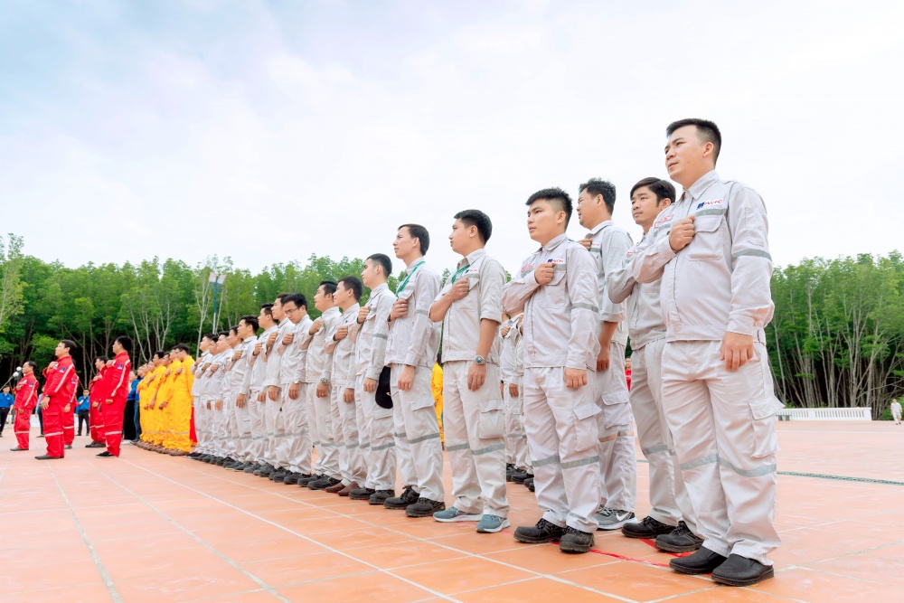 14-NVT-AD-0005: Petrovietnam bừng sáng nơi cuối trời.