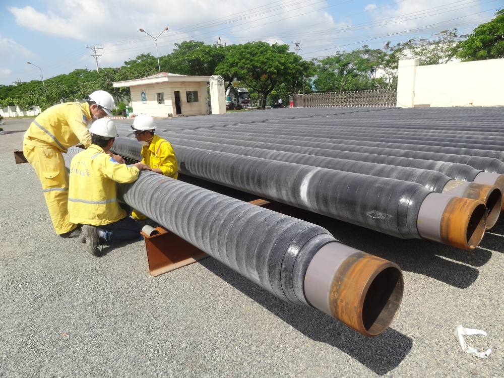 16-PTLN-AD-0001: Công nhân kỹ thuật PVCoating kiểm tra chất lượng sản phẩm bọc ống chống ăn mòn.