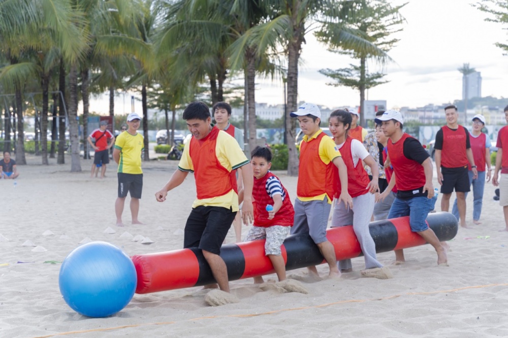 Tác phẩm dự thi "Petrovietnam trong tôi": Bộ ảnh "Sự truyền lửa của những đại sứ văn hoá", tác giả Văn Công Phương (PVCFC)