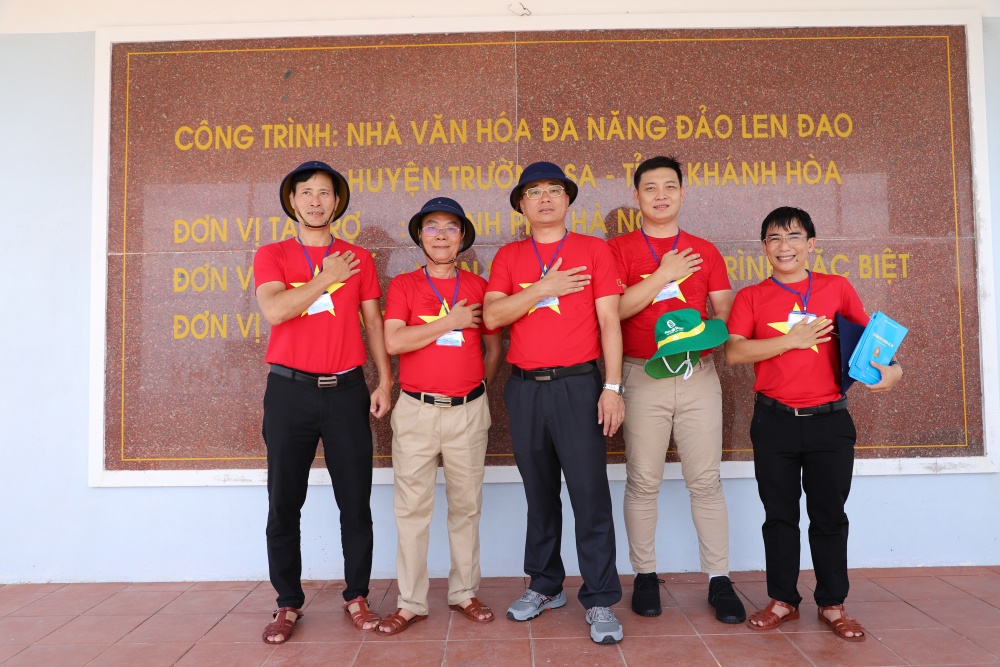 28-NTHT-AB-0004-01: Biển đảo Tổ quốc trong trái tim chúng tôi. 28-NTHT-AB-0004-01: Biển đảo Tổ quốc trong trái tim chúng tôi.