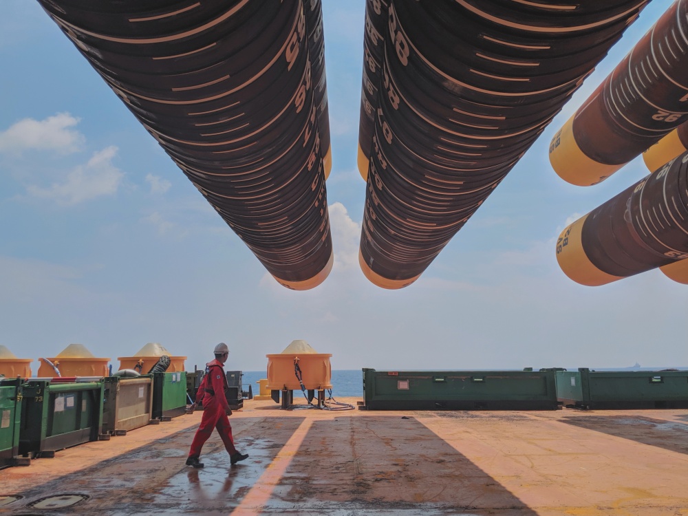 20-TNT-AB-0003-01: Mong ngày trở về - Kỹ sư vận chuyển & lắp đặt từ PTSC Offshore Service trong quá trình lắp đặt chân đế giàn Sao Vàng CPP (năm 2019).