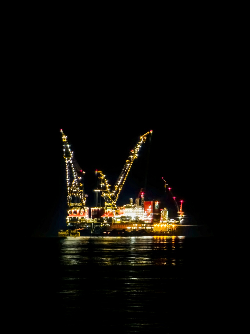 20-TNT-AB-0003-04: PTSC M&C và tàu Sleipnir đang lắp đặt chân đế AS-JA ngoài khơi Qatar (năm 2023).