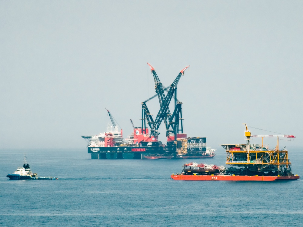 20-TNT-AB-0003-06: Hoạt động hàng hải nhộn nhịp ngoài khơi Qatar, PTSC M&C đang sử dụng tàu Sleipnir lắp đặt chân đế AS-JA (năm 2023).