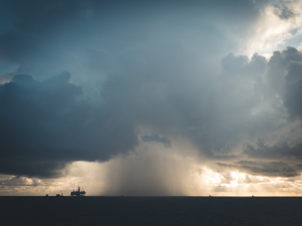 20-TNT-AD-0001: Một cơn mưa lớn trong quá trình PTSC Offshore Services tiến hành giai đoạn thi công Đấu nối và chạy thử giàn Sao Vàng CPP bằng Sà lan PTSC Offshore 1 (năm 2019). Thời tiết biển những tháng cuối năm luôn là rào cản và thách thức lớn cho các dự án thi công ngoài khơi.