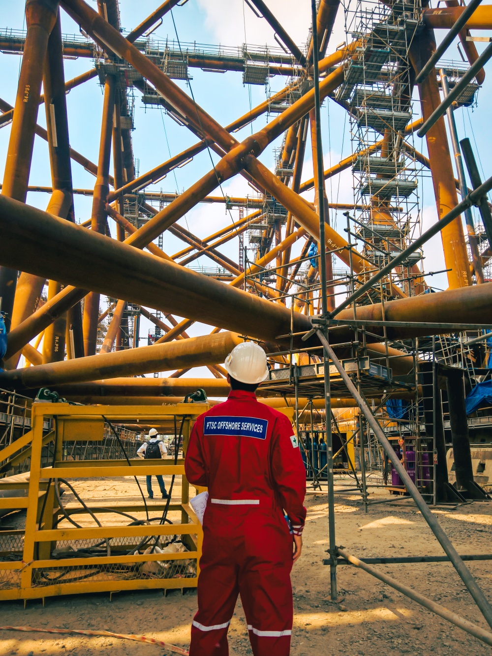20-TNT-AD-0004: Kỹ sư vận chuyển & lắp đặt từ PTSC Offshore Service kiểm tra các hạng mục trước khi Load-out chân đế giàn Sao Vàng CPP (năm 2019).