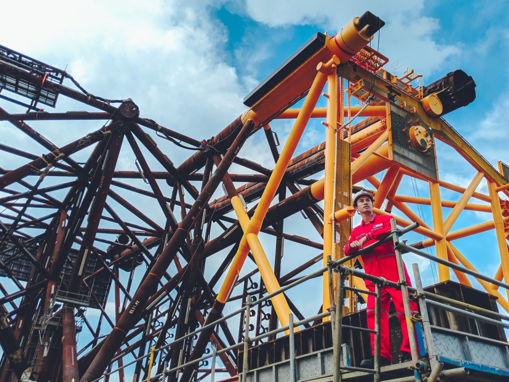 20-TNT-AD-0008: Kỹ sư vận chuyển & lắp đặt từ PTSC Offshore Service kiểm tra các hạng mục trước khi Load-out chân đế giàn Sao Vàng CPP (năm 2019).